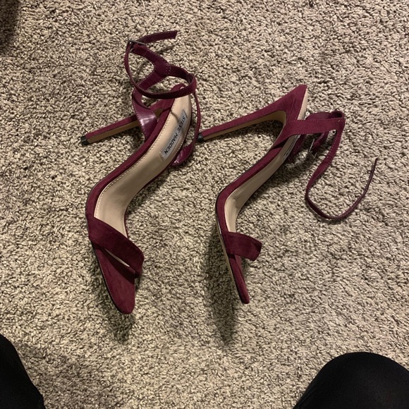 Never worn Steve Madden maroon heels - Picture 5 of 5